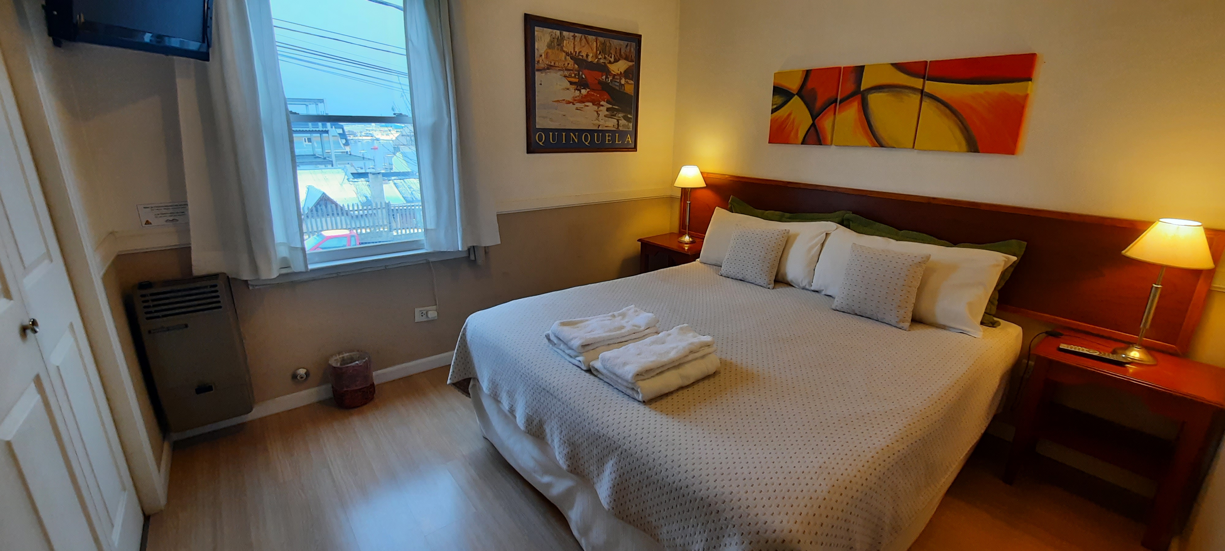 Departamento dos ambientes del Hotel Austral con cama doble